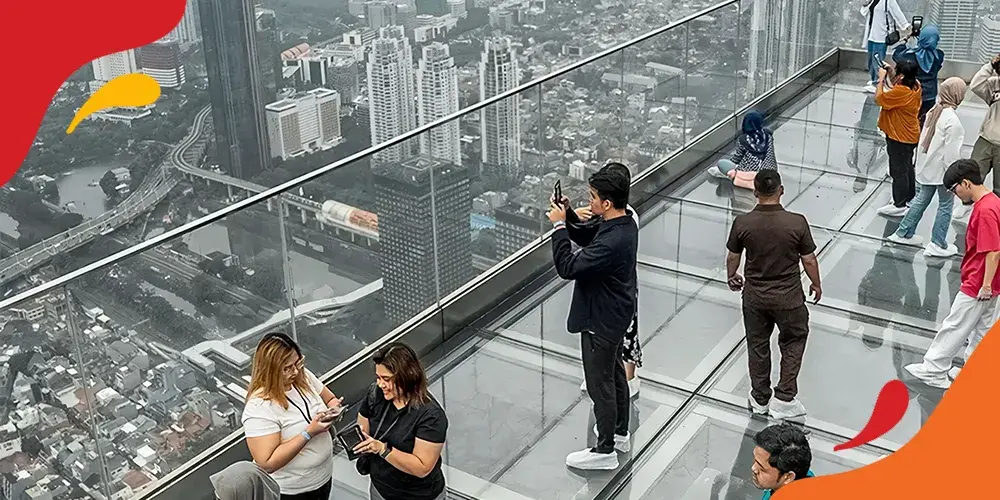 Lantai kaca di Up at Thamrin Nine